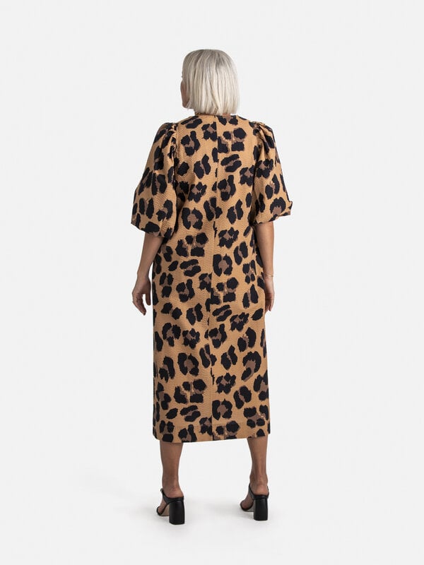 Les Soeurs Leopard dress Paulie 7. Capture all the attention with this stunning leopard dress, featuring striking balloon...