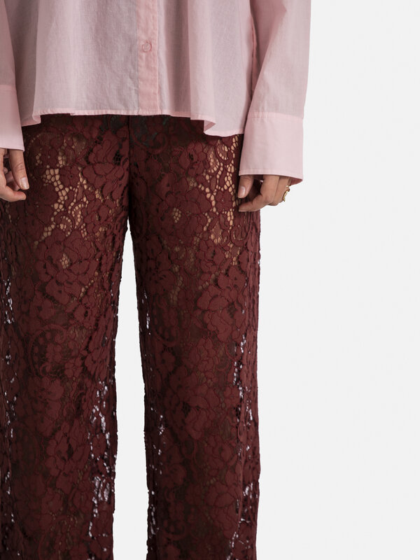 Les Soeurs Kanten broek Reva 4. Ga voor deze adembenemende kanten broek in een mooie bordeaux kleur, ontworpen om je over...
