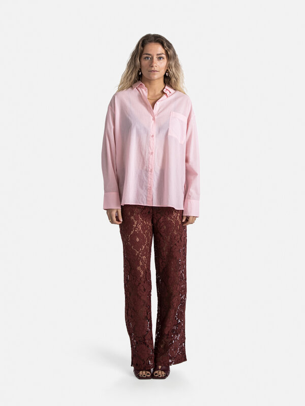 Les Soeurs Kanten broek Reva 3. Ga voor deze adembenemende kanten broek in een mooie bordeaux kleur, ontworpen om je over...