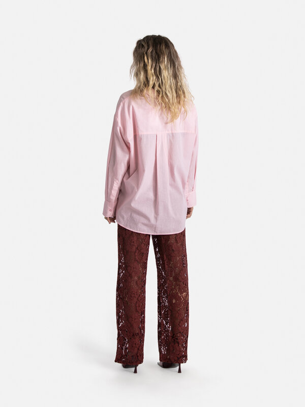 Les Soeurs Kanten broek Reva 5. Ga voor deze adembenemende kanten broek in een mooie bordeaux kleur, ontworpen om je over...