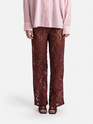 Kanten broek Reva. Ga voor deze adembenemende kanten broek in een mooie bordeaux kleur, ontworpen om je overal te laten s...