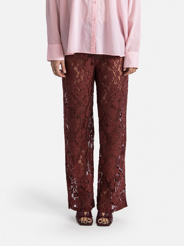 Les Soeurs Kanten broek Reva 1. Ga voor deze adembenemende kanten broek in een mooie bordeaux kleur, ontworpen om je over...