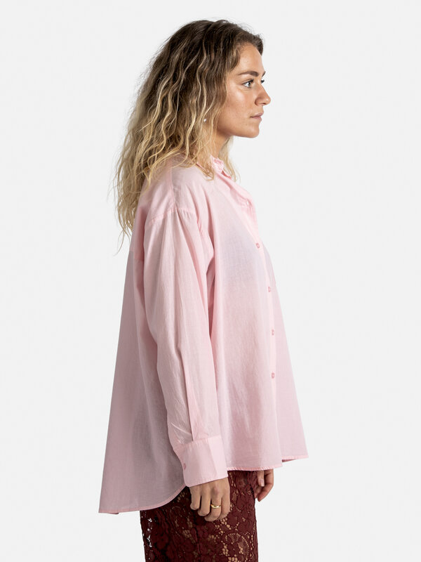 Les Soeurs Shirt Yara 5. Add some color to your outfit with this beautiful light pink shirt. With its fresh and vibrant a...