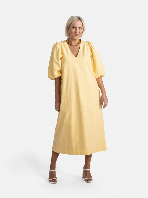 Les Soeurs Robe en seersucker Paulie 4. Vous êtes sûre de vous démarquer avec cette robe envoûtante, dotée de manches bal...