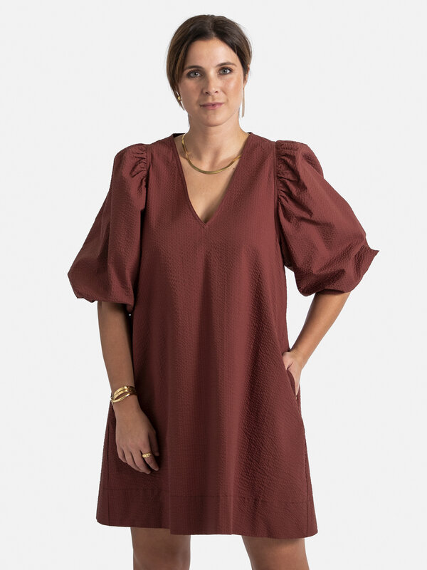 Les Soeurs Seersucker dress Idris 5. Shine bright in this burgundy summer dress with balloon sleeves, an essential piece ...