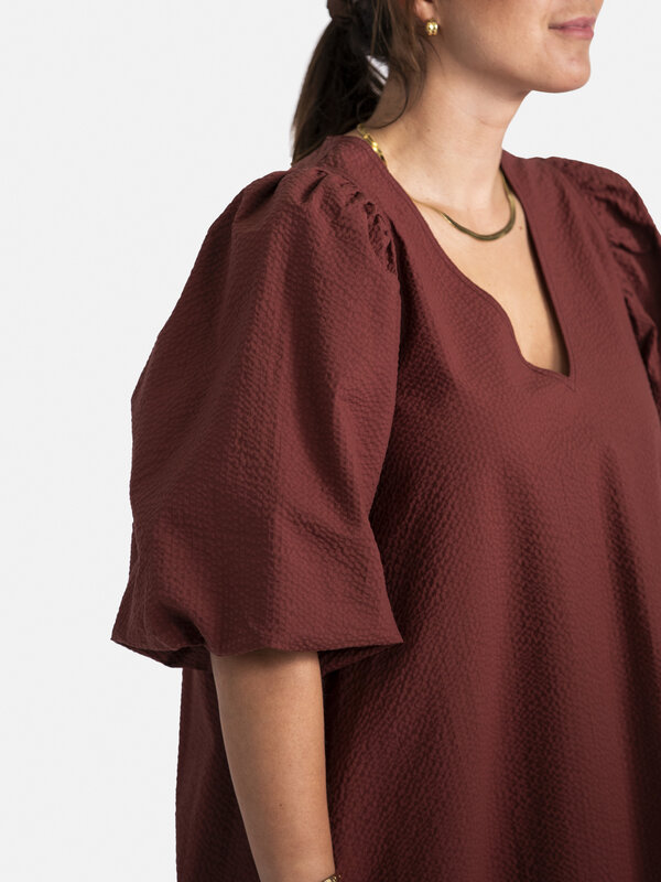 Les Soeurs Seersucker jurk Idris 6. Laat jezelf stralen in deze bordeaux zomerjurk met ballonmouwen, een essentieel item ...