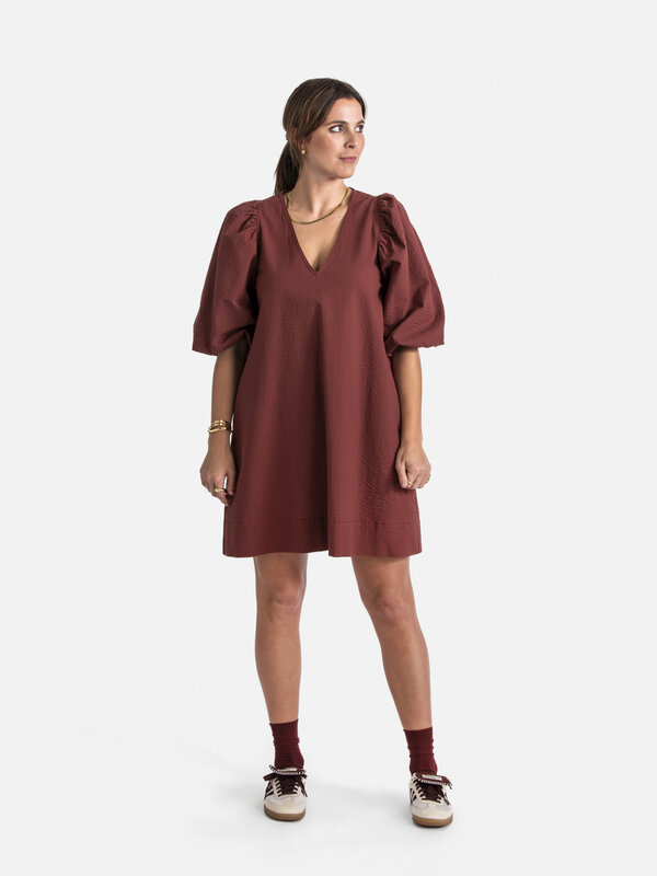 Les Soeurs Robe en seersucker Idris 4. Brillez dans cette robe d'été bordeaux avec des manches ballon, un élément essenti...