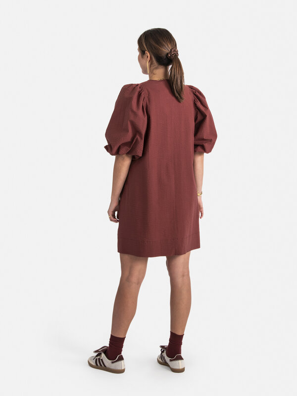 Les Soeurs Seersucker dress Idris 7. Shine bright in this burgundy summer dress with balloon sleeves, an essential piece ...