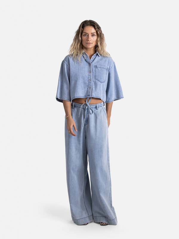 Les Soeurs Pantalon Maya 6. Alliez confort et style avec ce pantalon à jambes larges. Doté d'une taille haute flatteuse e...