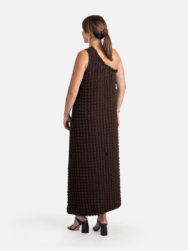 Les Soeurs Robe asymétrique Ravi 6. Créez un look intemporel avec cette magnifique robe longue. Le design à une épaule aj...