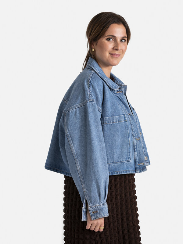 Les Soeurs Denim jack Mako 5. Choose timeless versatility with this classic denim jacket, featuring a contemporary twist ...