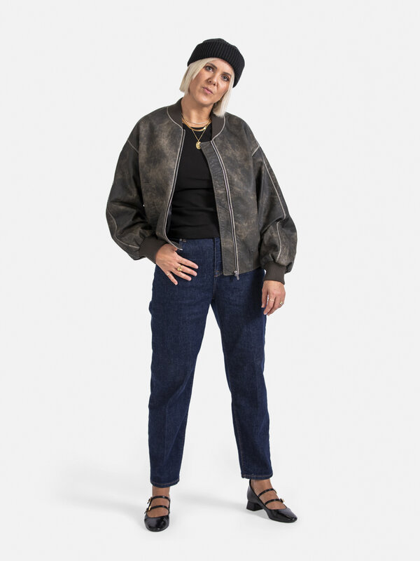 Selected Teinte foncée jean Dagmar 5. Ce jean vous donne un look sans effort. Doté d'une jambe fuselée, qui crée un effet...