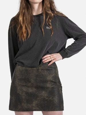 Jupe Josie. Optez pour un look audacieux avec cette jupe en cuir végétalien polyvalente de couleur marron foncé vintage. ...