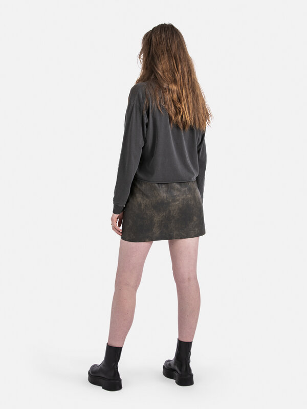 Edited Korte rok Josie 5. Ga voor een edgy look met deze veelzijdige vegan leren rok in diepbruine vintage kleur. Het eig...