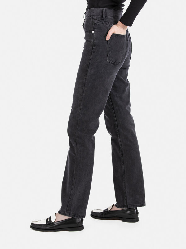 Edited Jean Caro 4. Un pantalon évasé est l'un des vêtements les plus élégants. Avec ses jambes larges évasées, il crée u...