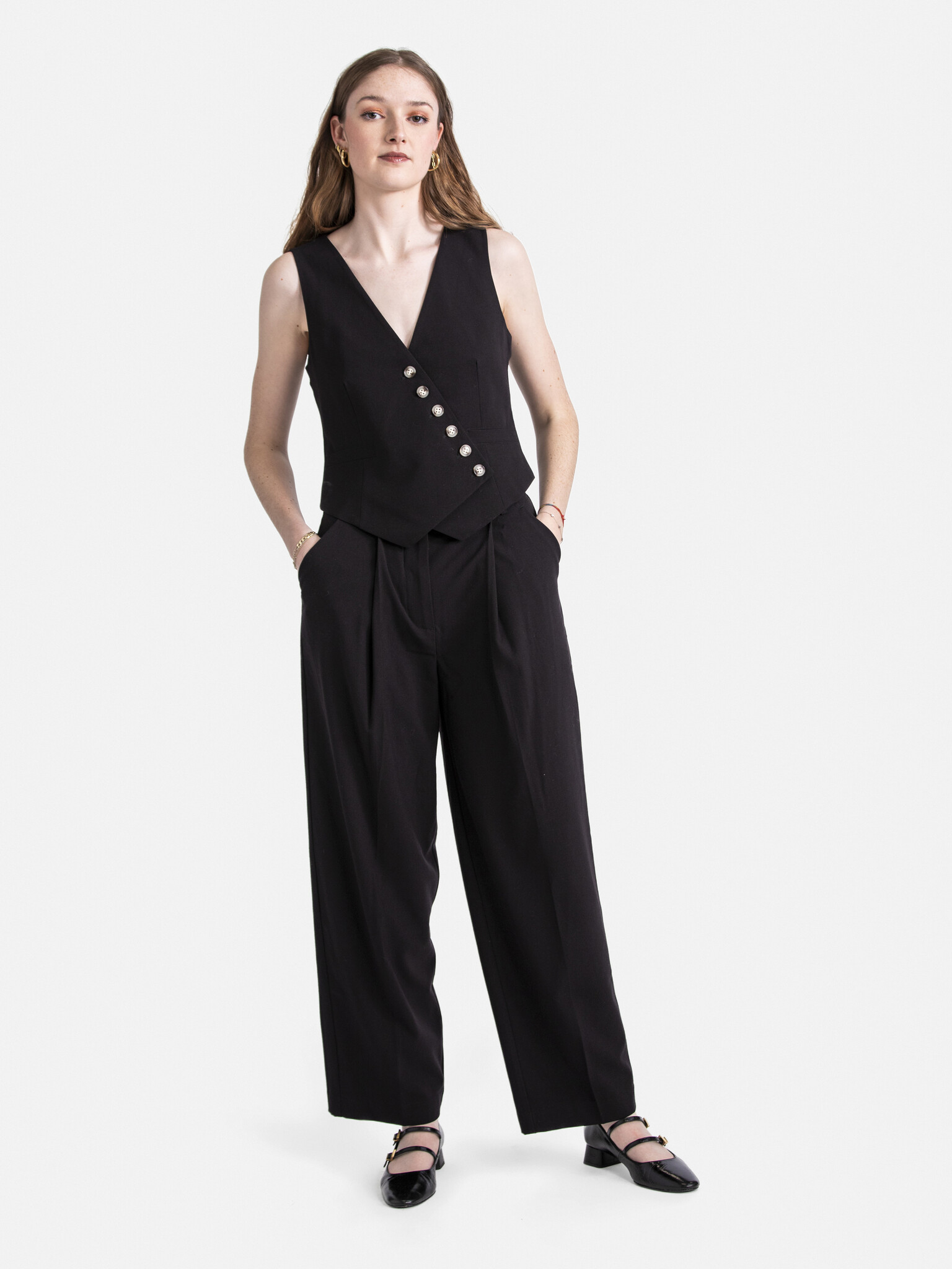 Edited Broek Kaj 3. Een broek met wijde pijpen is een van de meest flatterende silhouetten die je in je garderobe kunt he...