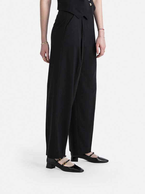 Edited Pantalon Kaj 1. Les pantalons à jambes larges sont l'une des silhouettes les plus flatteuses que vous puissiez avo...