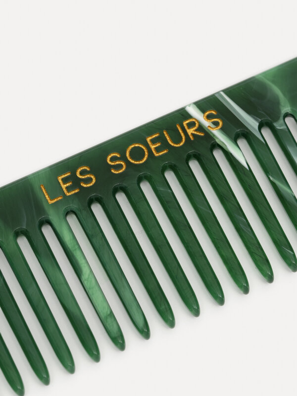 Les Soeurs Resin Haarkam 2. Upgrade je haarverzorgingsroutine met dit groen kammetje, gemaakt uit resin voor een luxueuze...