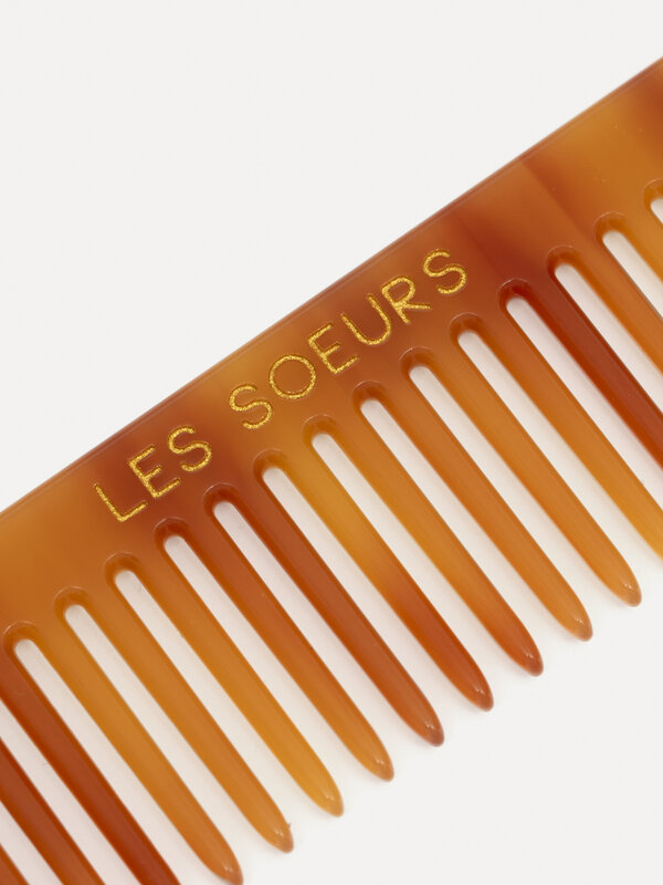 Les Soeurs Resin Hair comb 2. Upgrade your hair care routine with this comb, crafted from resin for a luxurious touch. Th...