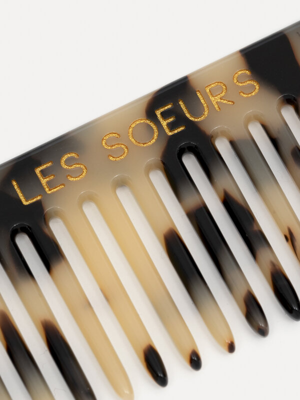 Les Soeurs Resin Hair comb 2. Upgrade your hair care routine with this comb, crafted from resin for a luxurious touch. Th...