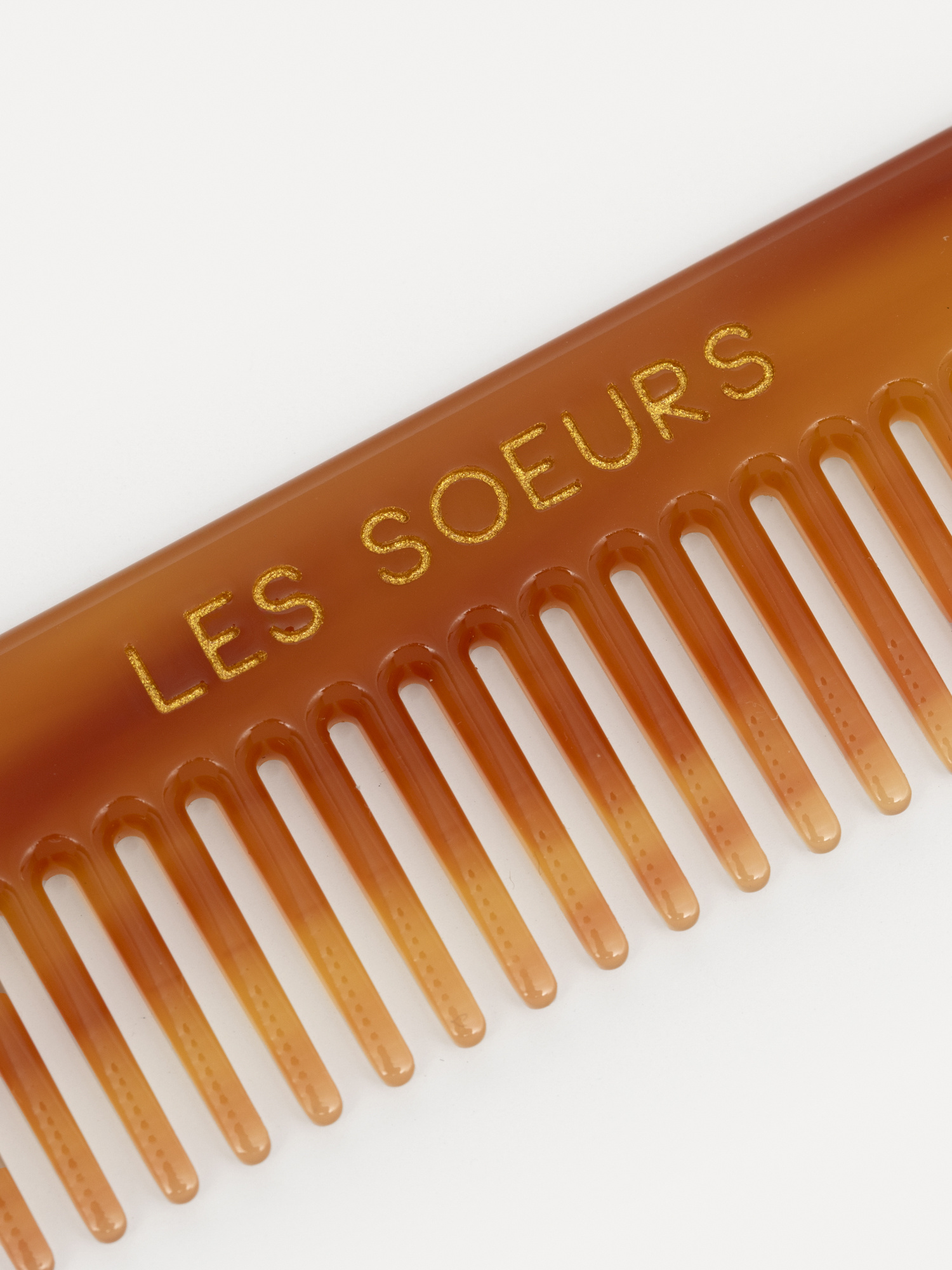 Les Soeurs Peigne à cheveux en résine 2. Améliorez votre collection d'accessoires avec ce petit peigne, conçu pour se gli...