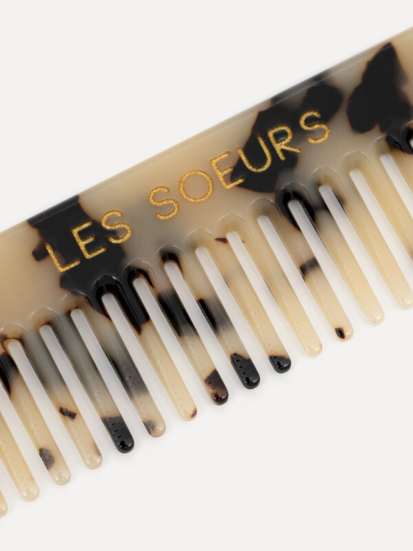 Les Soeurs Resin hair comb 2. Upgrade your accessory collection with this small comb, designed to conveniently fit in you...