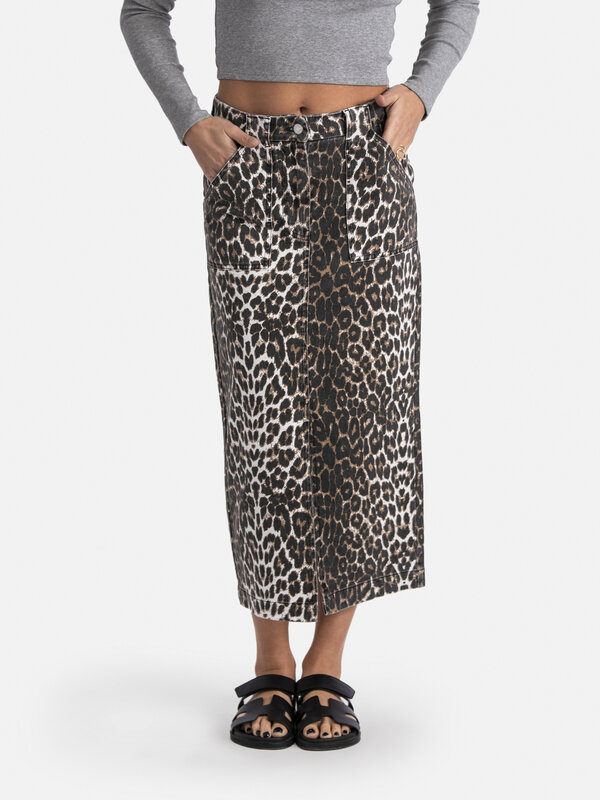 Les Soeurs Leopard midi skirt Amelie 3. Unleash your wild side with this denim midi skirt, featuring an all-over leopard ...