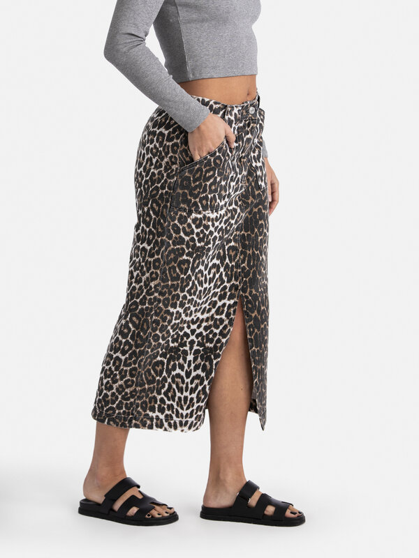 Les Soeurs Leopard midi rok Amelie 5. Breng je wilde kant naar voren met deze denim midi rok, in een all-over leopard pri...