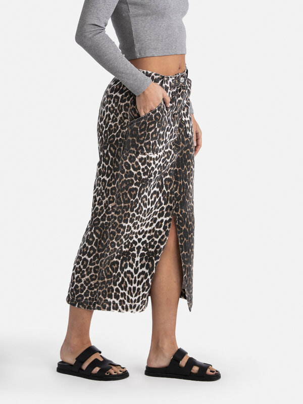 Les Soeurs Leopard midi skirt Amelie 5. Unleash your wild side with this denim midi skirt, featuring an all-over leopard ...