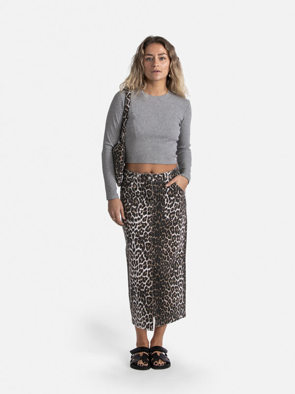 Les Soeurs Leopard midi skirt Amelie 4. Unleash your wild side with this denim midi skirt, featuring an all-over leopard ...