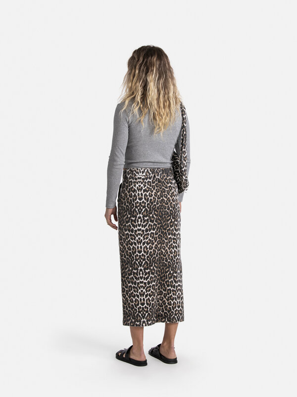 Les Soeurs Leopard midi rok Amelie 6. Breng je wilde kant naar voren met deze denim midi rok, in een all-over leopard pri...