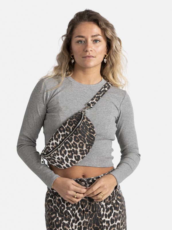 Les Soeurs Leopard fanny bag Julian 2. This leopard print fanny pack is not only trendy but also super practical - ideal ...