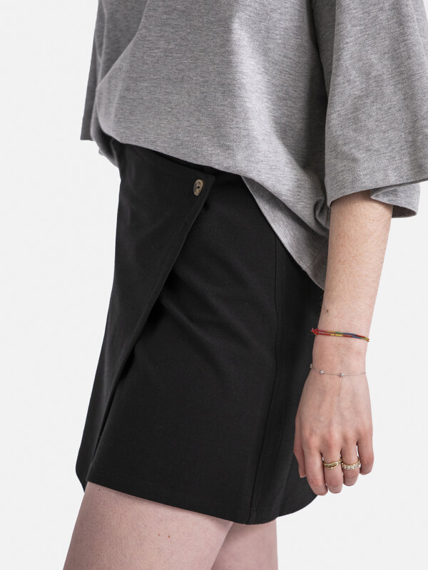 Les Soeurs Jupe portefeuille Avery 5. Optez pour un look décontracté et cool avec cette jupe enveloppante, un ajout tenda...
