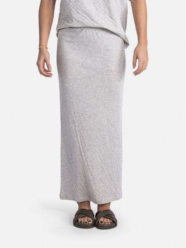 American Vintage Skirt Ruzy 1. Discover the versatility of this grey midi skirt, crafted from soft jersey material for ul...