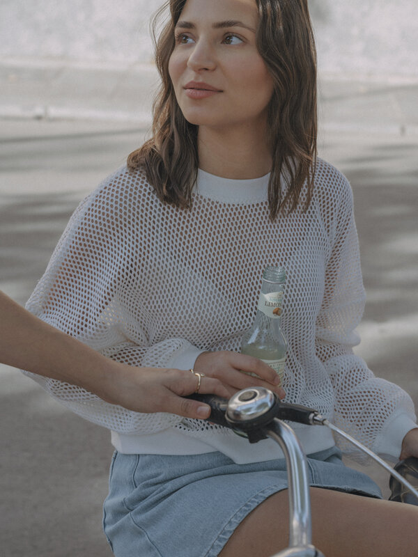 Les Soeurs Haut en maille Morgan 1. Élevez votre tenue avec ce haut en maille blanc, ajoutant une touche tendance à votre...