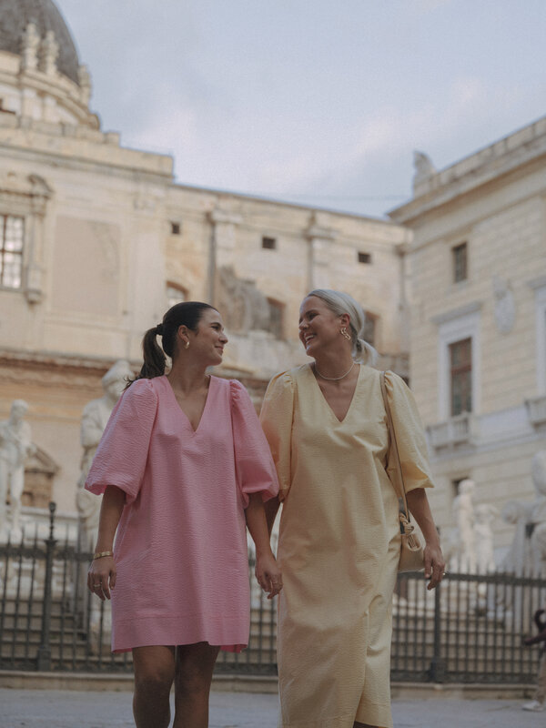 Les Soeurs Robe en seersucker Paulie 1. Vous êtes sûre de vous démarquer avec cette robe envoûtante, dotée de manches bal...