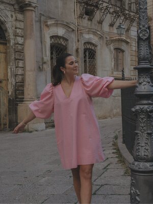 Jurk Idris. Vier de lente in stijl met deze roze jurk met pofmouwen. Het romantische ontwerp en de luchtige stof maken he...