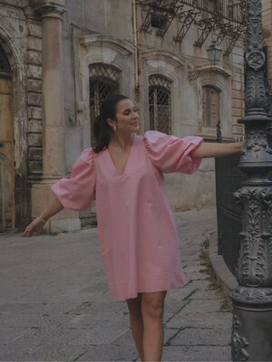 Robe Idris. Célébrez le printemps avec style avec cette robe rose à manches bouffantes. Son design romantique et son tiss...