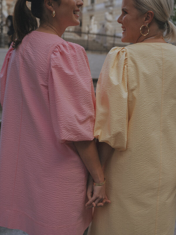 Les Soeurs Seersucker jurk Idris 3. Vier de lente in stijl met deze roze jurk met pofmouwen. Het romantische ontwerp en d...