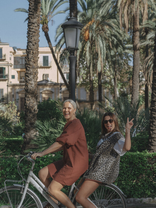 Les Soeurs Robe en seersucker Idris 1. Brillez dans cette robe d'été bordeaux avec des manches ballon, un élément essenti...