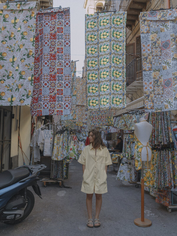 Les Soeurs Combinaison Sunniva 3. Ajoutez une touche ensoleillée à votre garde-robe avec cette combinaison jaune beurre, ...