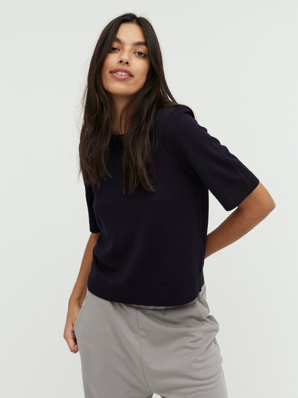 MBYM Knitted Top Carla 2. Refresh your look with this lightweight knit top with short sleeves. Thanks to its soft knit te...