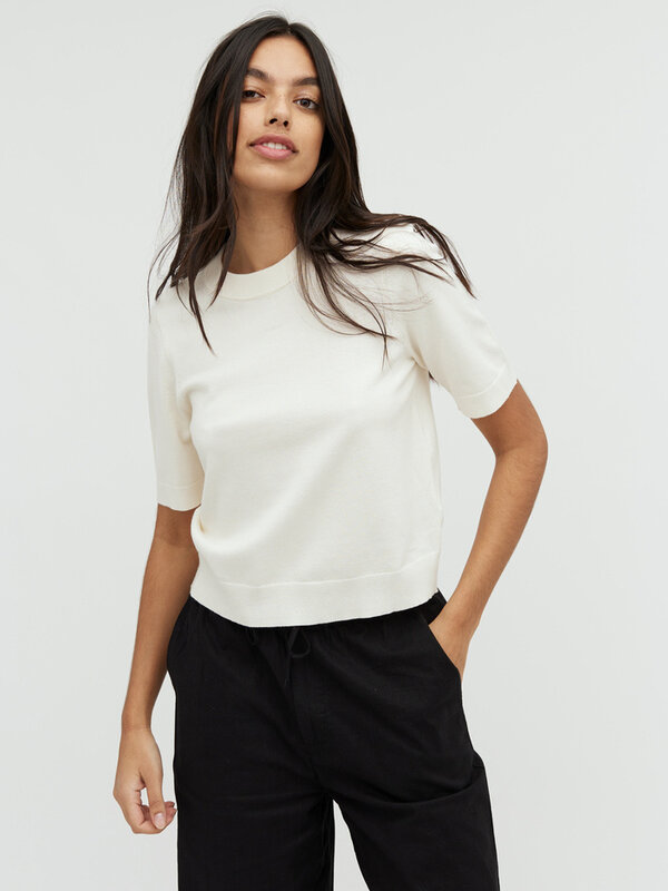 MBYM Knitted Top Carla 2. Refresh your look with this lightweight knit top with short sleeves. Thanks to its soft knit te...