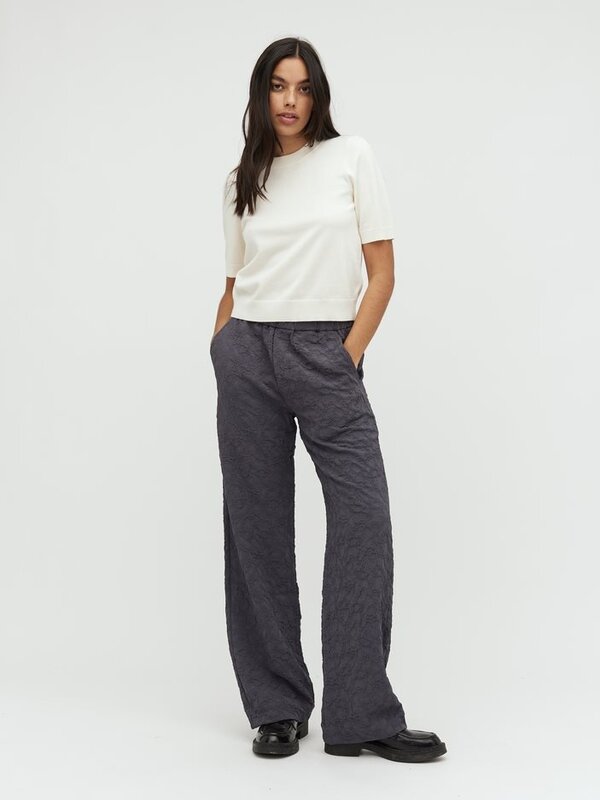 MBYM Pants Remi 2. Opt for refinement and comfort with this structured trouser, which not only forms an essential part of...