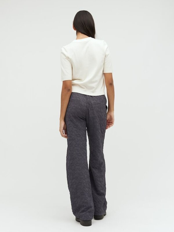 MBYM Pantalon Remi 4. Optez pour le raffinement et le confort avec ce pantalon structuré, qui constitue non seulement une...