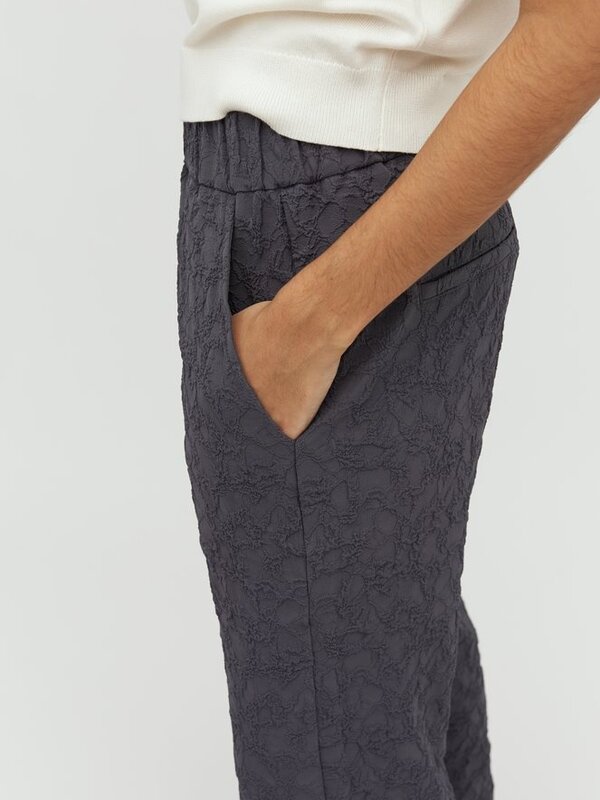 MBYM Pantalon Remi 3. Optez pour le raffinement et le confort avec ce pantalon structuré, qui constitue non seulement une...