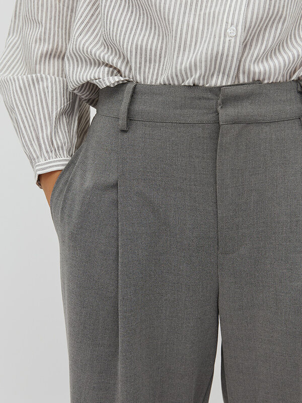 MBYM Broek Andie 3. Ontdek het ultieme comfort en de tijdloze stijl van deze broek, een onmisbaar item in elke garderobe....