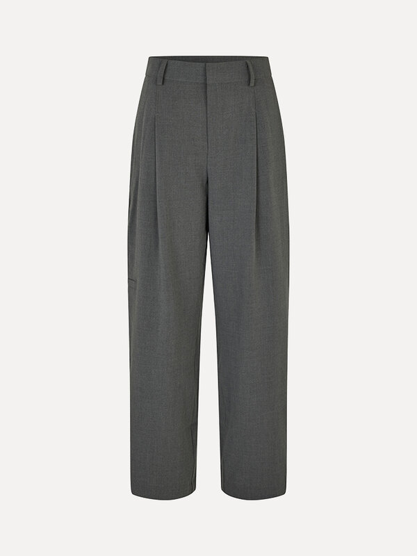 MBYM Broek Andie 1. Ontdek het ultieme comfort en de tijdloze stijl van deze broek, een onmisbaar item in elke garderobe....