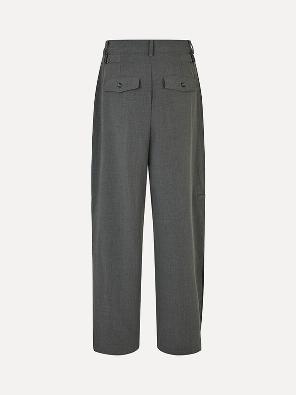 MBYM Broek Andie 5. Ontdek het ultieme comfort en de tijdloze stijl van deze broek, een onmisbaar item in elke garderobe....