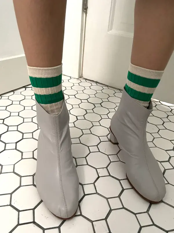 Le Bon Shoppe Chaussettes Her Varsity 3. Ces chaussettes sont une version rayée des chaussettes Her originales qui sont c...